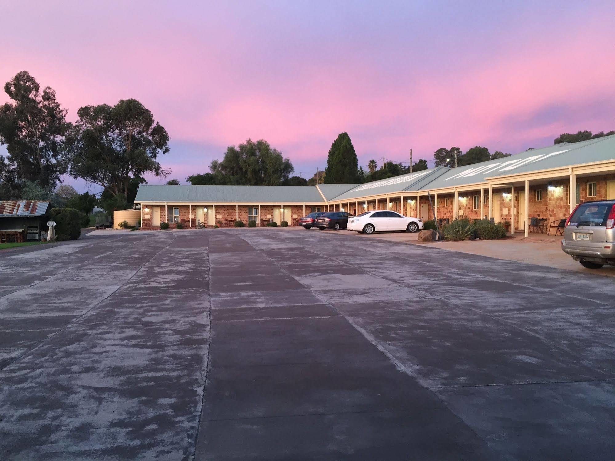 Tuckerbox Motor Inn Gundagai Buitenkant foto